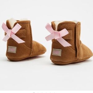 New/never worn UGG Jesse Bow II Baby Boots - Tan and Pink 04/05 (12-18 months)